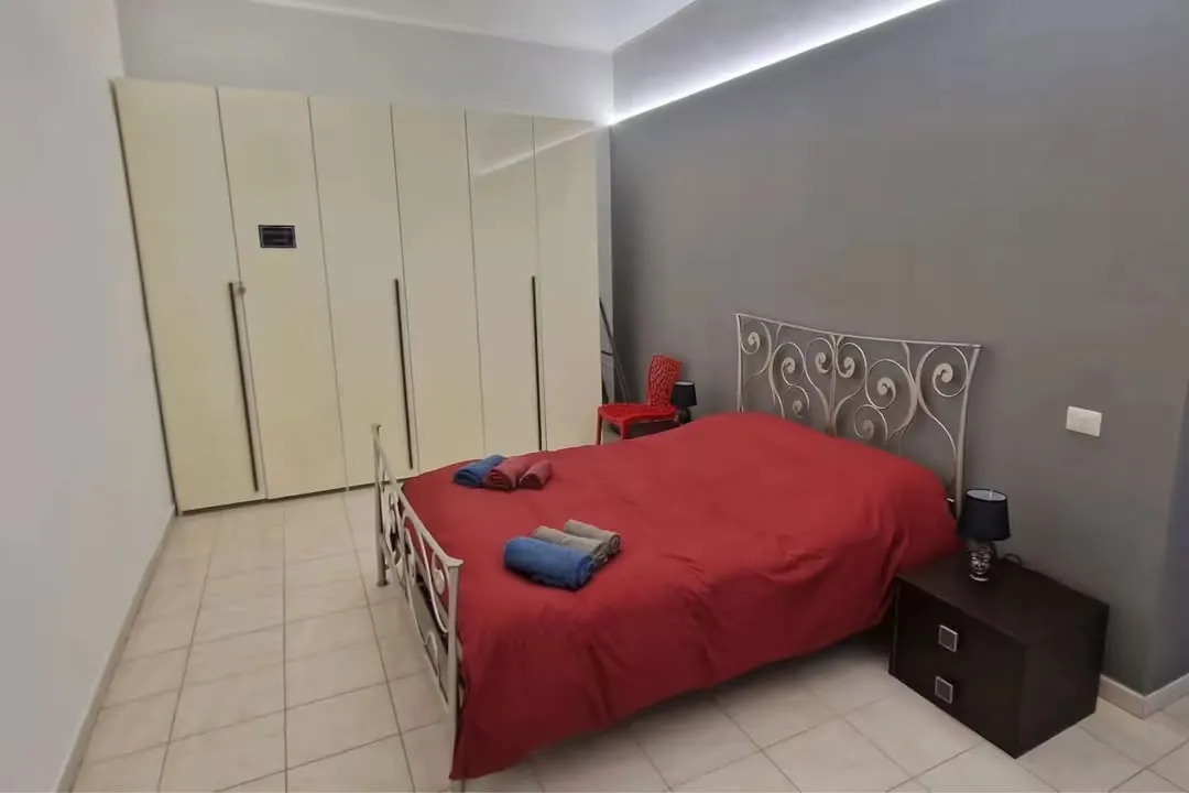 Camera da letto matrimoniale con testiera artistica e gola LED