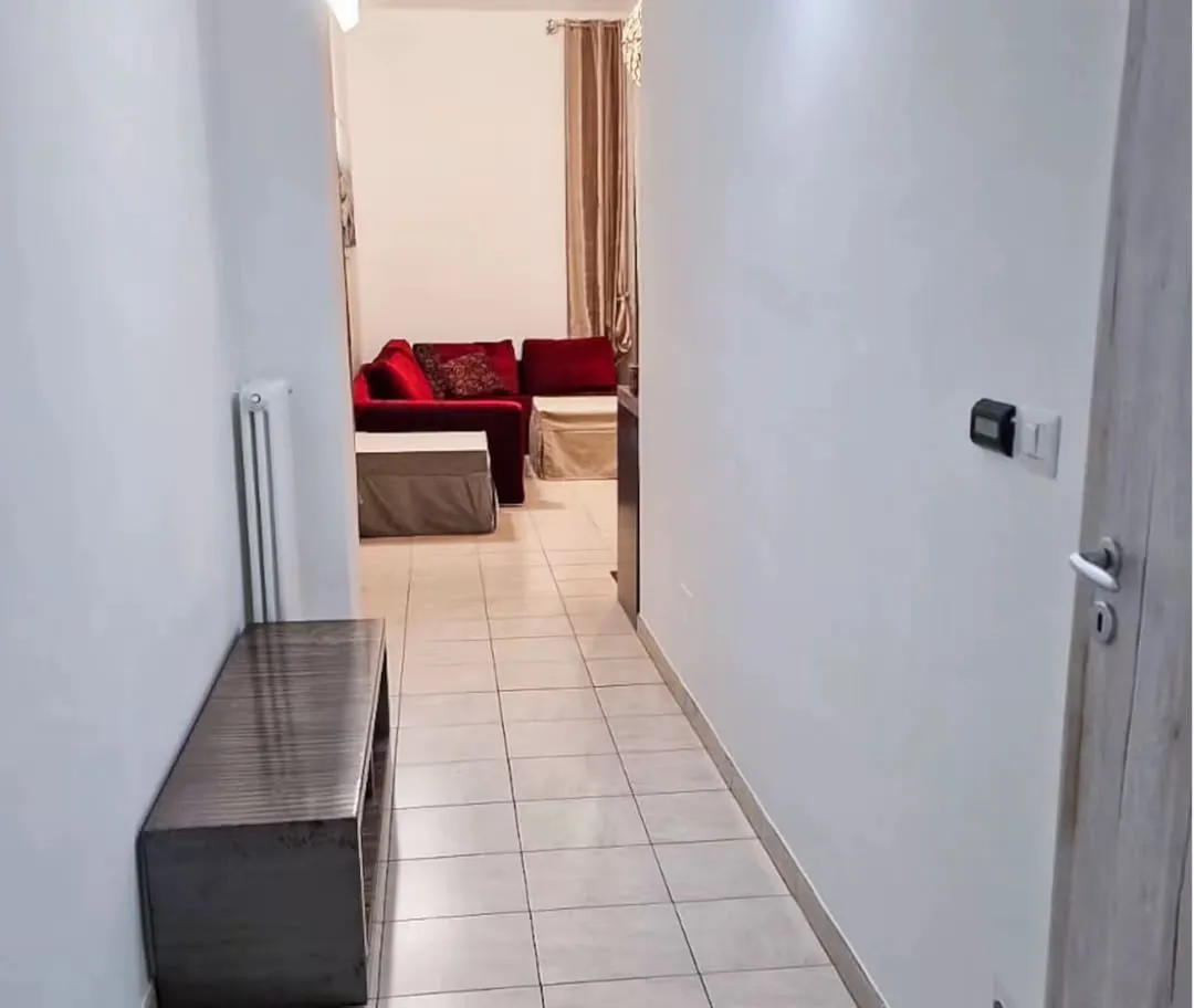 Ingresso e corridoio con visuale prospettica sugli ambienti