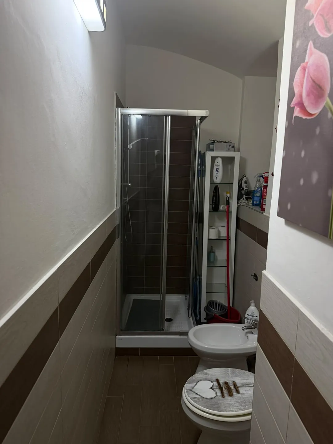 Bagno completo con box doccia moderno e finiture eleganti